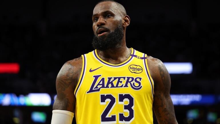 LeBron James com a camisa do Los Angeles Lakers.