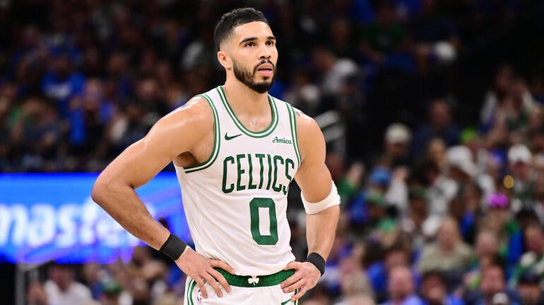 Jayson Tatum lesionado em quadra durante partida da NBA.