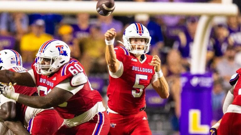 Blake Baker throws a pass versus LSU