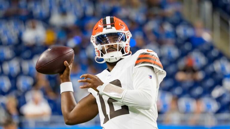 Dillon Gabriel e Shedeur Sanders no banco dos Browns