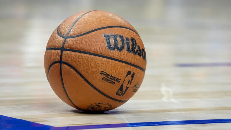 Jogadores de basquete em quadra, representando os times Knicks e Raptors.
