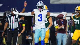 Dak Prescott lança passe durante jogo dos Dallas Cowboys.