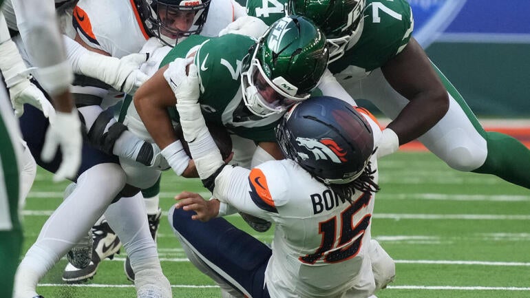Justin Fields em campo durante jogo da NFL