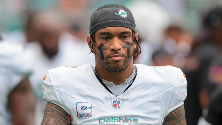 Jogadores do Miami Dolphins em campo durante uma partida.