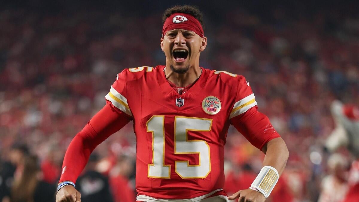 Chiefs’ Patrick Mahomes breaks considered one of Aaron Rodgers’ NFL information on ‘Sunday Evening Soccer’