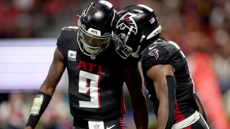 Michael Penix Jr. dos Atlanta Falcons em ação.