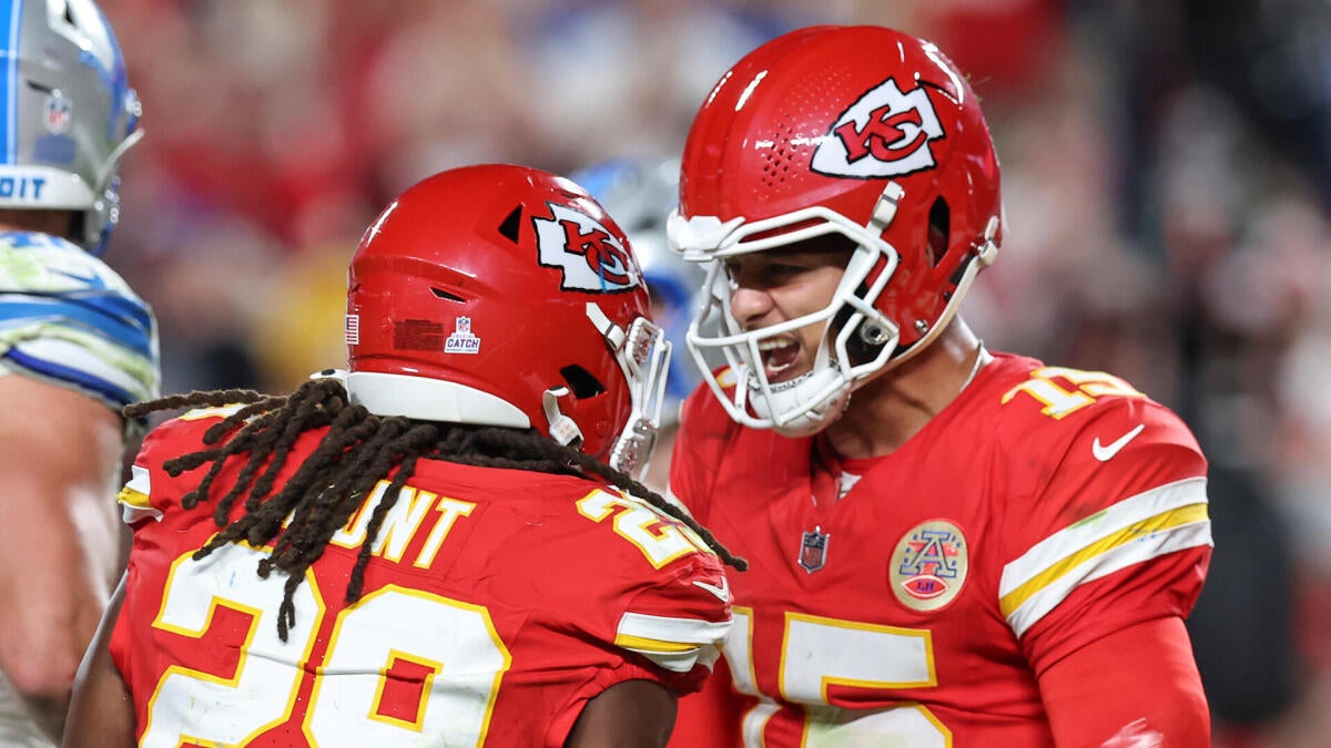 https://sportshub.cbsistatic.com/i/r/2025/10/13/927374af-b568-4aa3-a1f1-da2fd7a8759b/thumbnail/1200x675/d06890346a10cb49211139ff2d45248d/mahomes-hunt.jpg