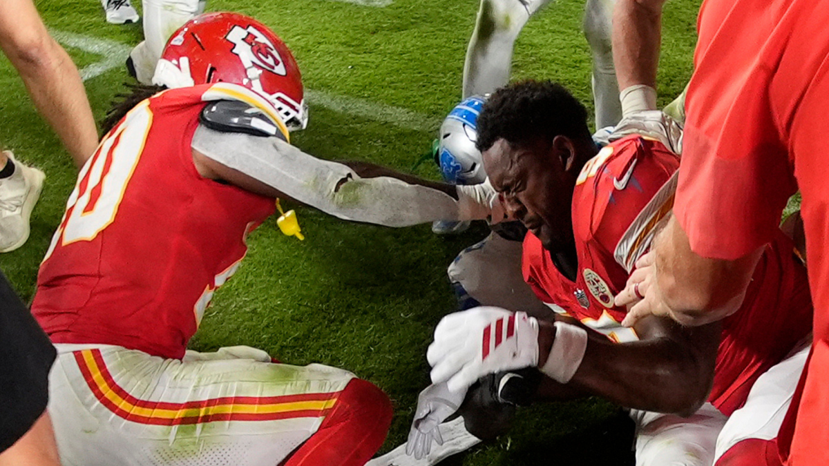 LOOK: Lions’ Brian Department instigates struggle with Chiefs gamers on the finish of ‘Sunday Night time Soccer’