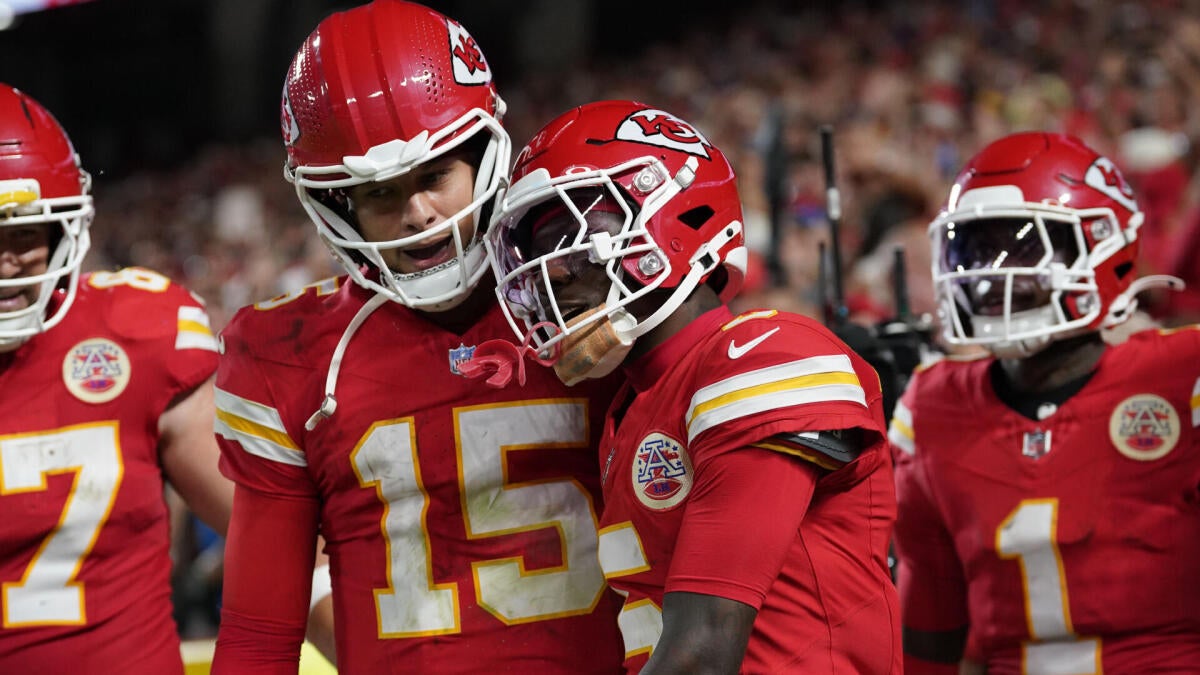 https://sportshub.cbsistatic.com/i/r/2025/10/14/bd2714f6-bbba-46d8-b3bb-46c6beb9559c/thumbnail/1200x675/99677325621f04d210277b2860170629/patrick-mahomes-hollywood-brown-chiefs-imagn.jpg