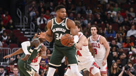 Giannis Antetokounmpo em ação pela NBA