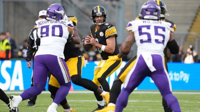Aaron Rodgers drops back versus the Vikings
