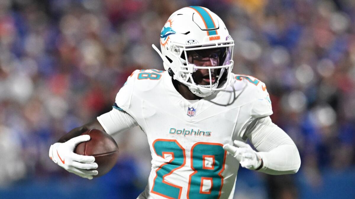 https://sportshub.cbsistatic.com/i/r/2025/10/16/176c3002-1447-4995-8256-ca1791a5c0c5/thumbnail/1200x675/5ea4ae7d273fe34e7d6a91c19aee4054/devon-achane-miami-dolphins-imagn-images.jpg