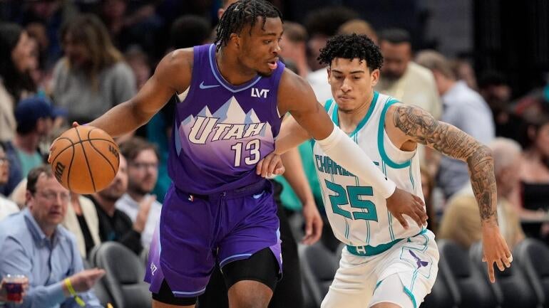 Isaiah Collier dribbles versus Charlotte