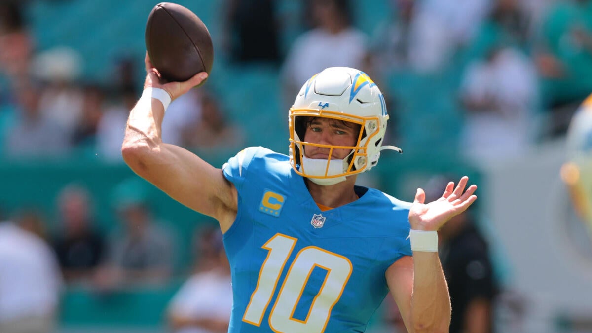 https://sportshub.cbsistatic.com/i/r/2025/10/17/439de4b9-ec9d-43a0-800d-4e7cf37de0b2/thumbnail/1200x675/799a7b77a30fc811bd62ec94000f85f3/justin-herbert-1.jpg