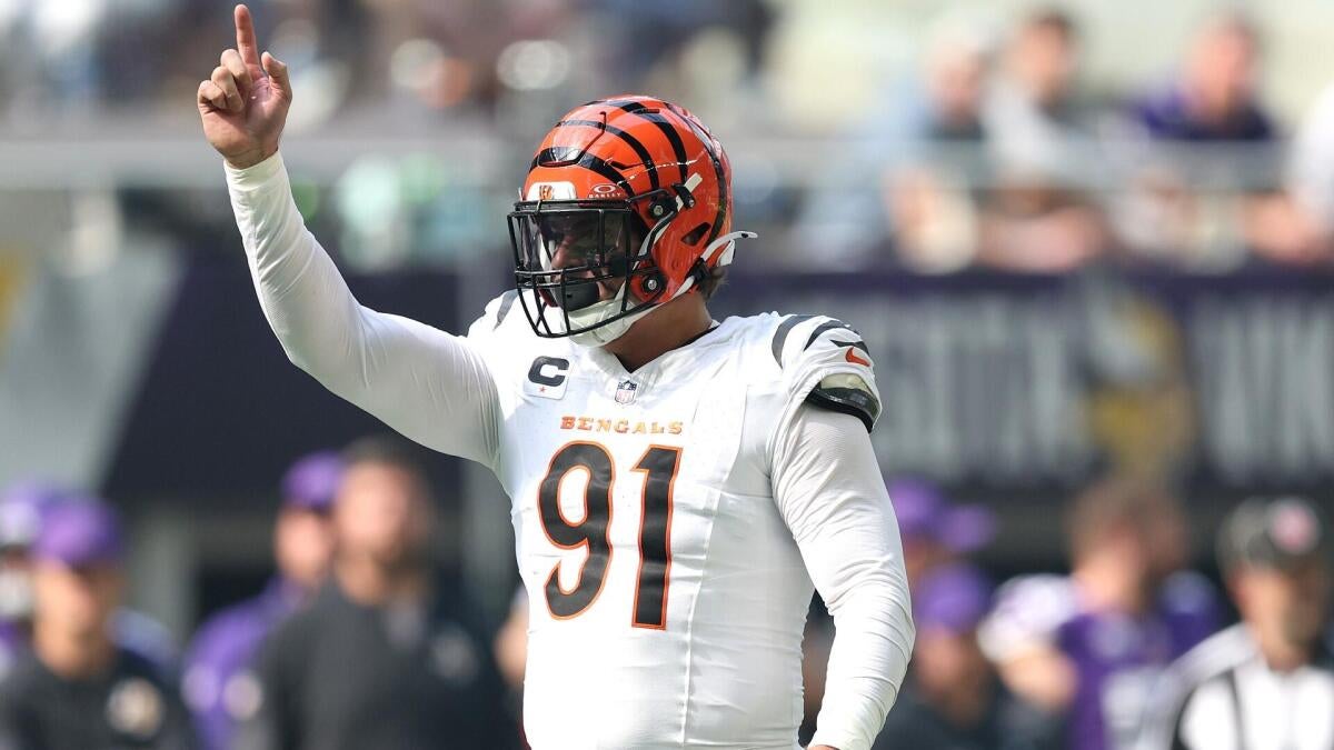 https://sportshub.cbsistatic.com/i/r/2025/10/17/e6c59e73-504b-4d2b-8f43-fecd93badab1/thumbnail/1200x675/028d2be7c90623c5f05971926e20bfba/trey-hendrickson.jpg