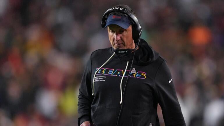 Dennis Allen, coordenador defensivo do Chicago Bears, discursa no vestiário após a vitória sobre os Saints.