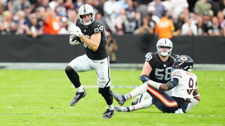 Brock Bowers em ação com a camisa do Las Vegas Raiders.