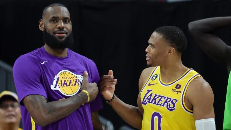 Russell Westbrook e LeBron James em quadra pelos Lakers.