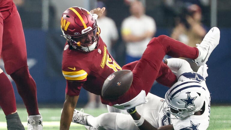 Jayden Daniels, quarterback dos Washington Commanders, durante partida.