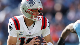 Quarterback Drake Maye em ação pelo New England Patriots.