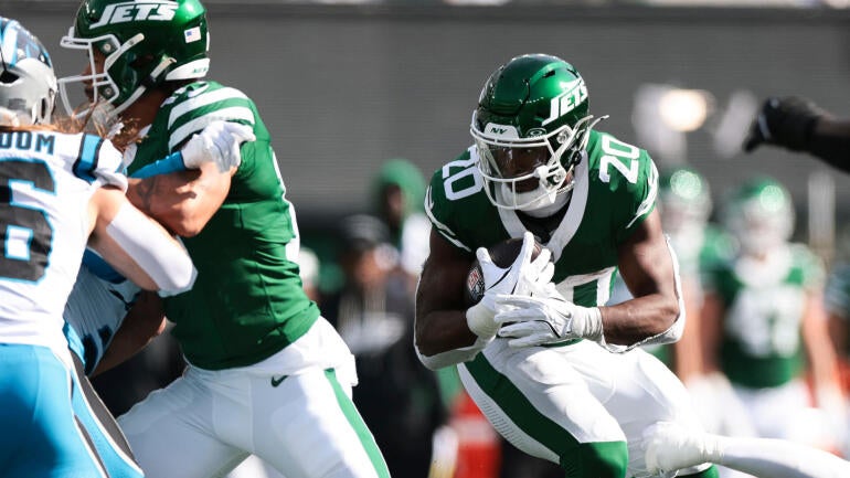 Breece Hall correndo com a bola em jogo da NFL.