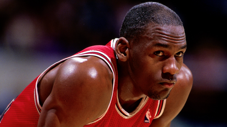 Detalhe do cartão Fleer rookie de Michael Jordan com assinatura.