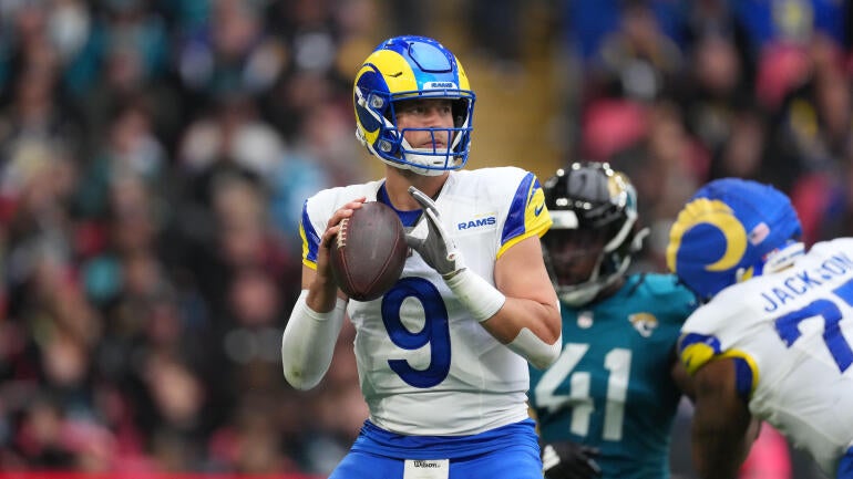 Jogadores do Los Angeles Rams comemorando uma jogada durante a temporada 2025 da NFL.