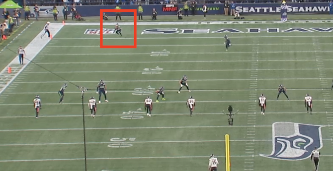 George Holani dos Seahawks recupera a bola em um kickoff.