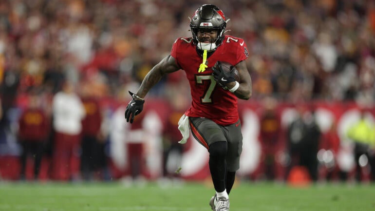 Bucky Irving correndo com a bola em jogo do Buccaneers.