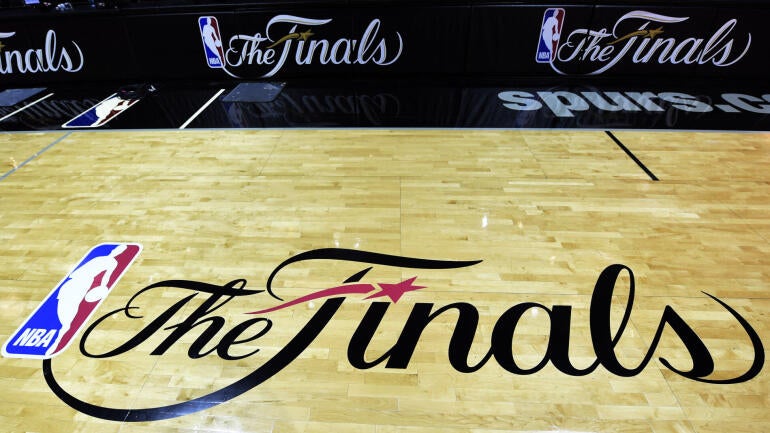 Quadra das Finais da NBA de 2009 com o logo do troféu pintado.