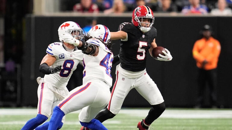 Drake London correndo com a bola durante uma partida pelo Atlanta Falcons.