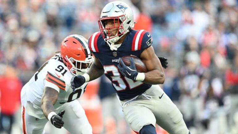 TreVeyon Henderson em ação contra os Browns