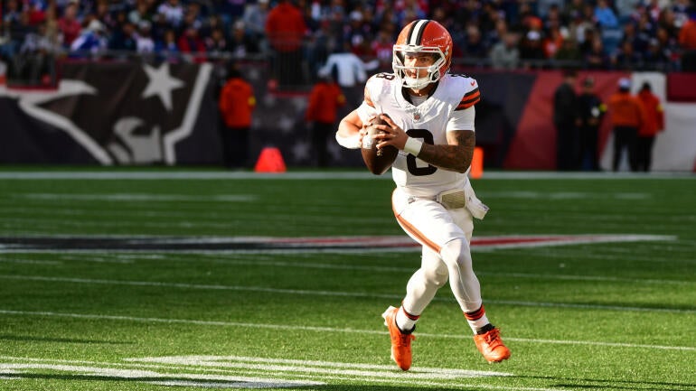 Dillon Gabriel, quarterback do Cleveland Browns, em ação durante partida.