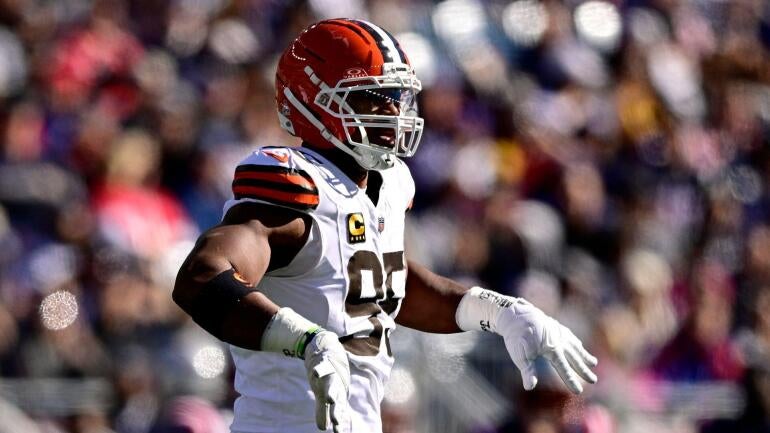 Myles Garrett em ação em uma partida da NFL pelo Cleveland Browns.