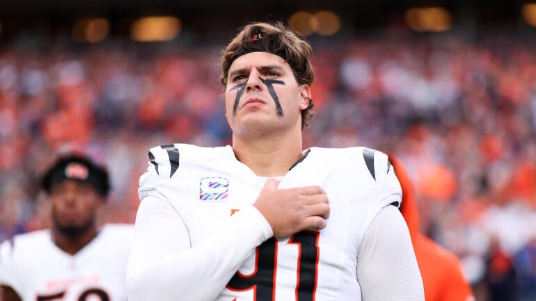 Trey Hendrickson lesionado durante a partida entre Bengals e Jets.