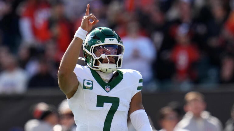 Justin Fields comemora jogada importante na vitória do New York Jets sobre o Cincinnati Bengals.