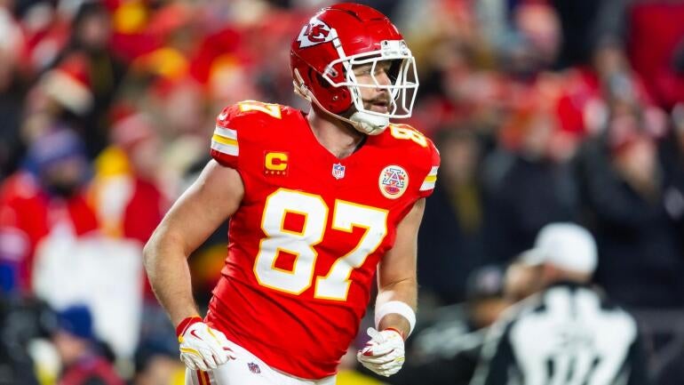 Travis Kelce dos Kansas City Chiefs em campo.