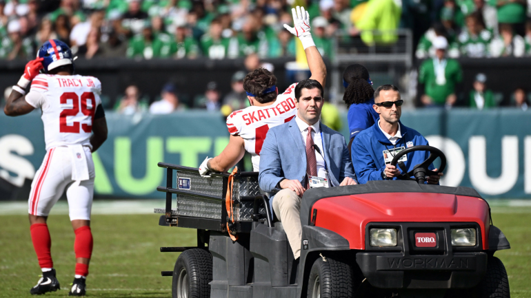 Cam Skattebo comemora um touchdown.