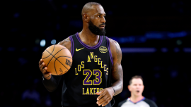 LeBron James teve uma estreia de temporada notavelmente altruísta para o Lakers, mas não da maneira habitual