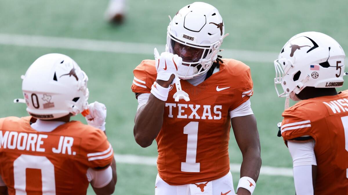 Texas vs. Arkansas prediction, pick, odds, spread: Longhorns aim to bounce back against rival Razorbacks