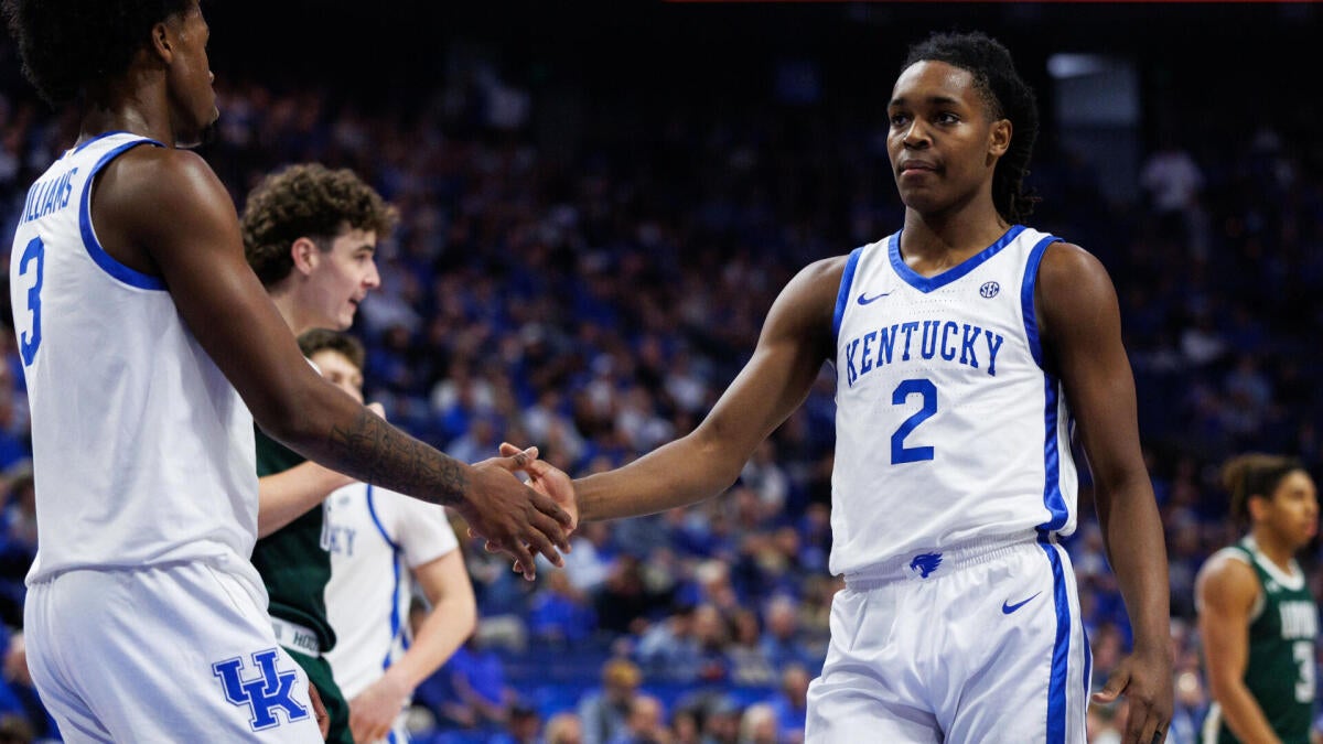 College basketball rankings: Arizona ascends into top three, Kentucky continues to fall in Coaches Poll