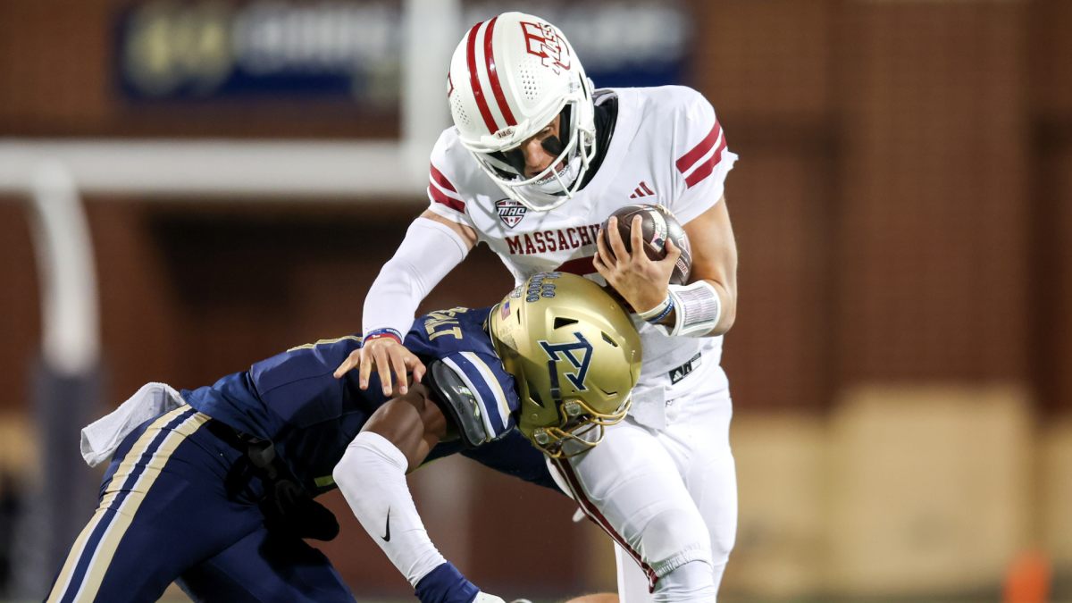 https://sportshub.cbsistatic.com/i/r/2025/11/25/3e6ee238-0591-4cd3-bffe-c909cb2a7bd8/thumbnail/1200x675/77d0270cd15300542e0e3fe5ecc1d551/umass-football-getty.png