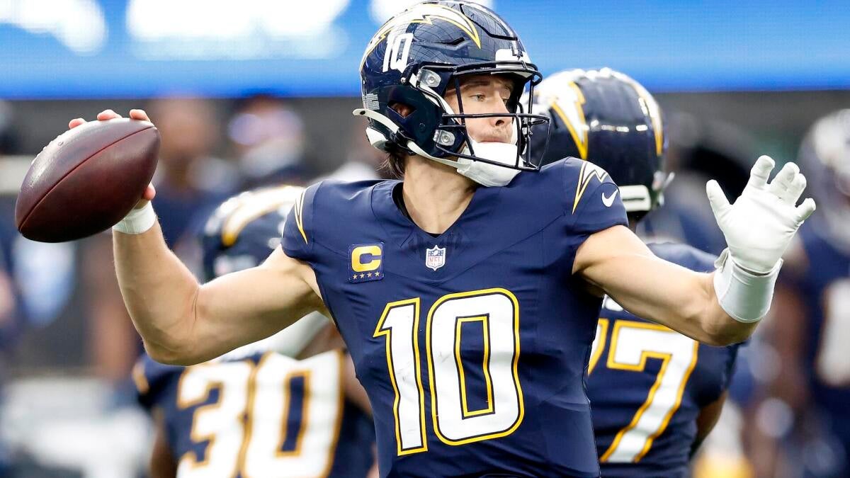 Justin Herbert injury update: Chargers QB has broken bone in left hand, will have surgery on Monday