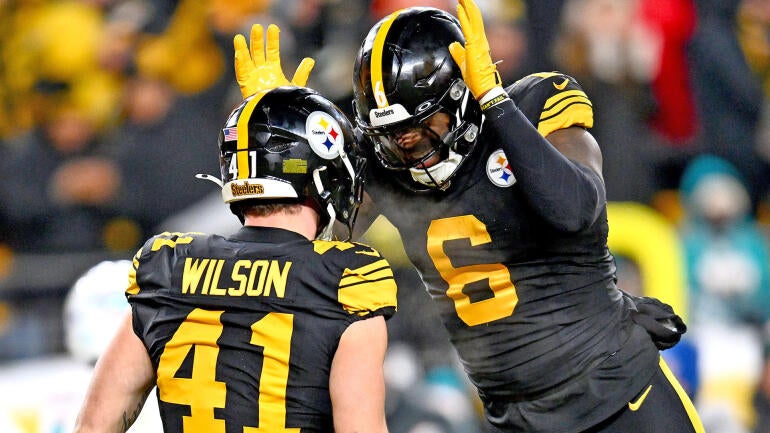 Aaron Rodgers torches Dolphins as Steelers remain atop AFC North, eliminate Miami from playoff contention