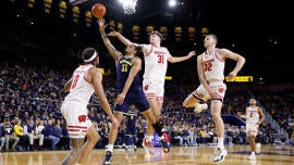 Wisconsin choca Michigan quando a vitória de Badgers na estrada dá ao segundo lugar dos Wolverines sua primeira derrota da temporada