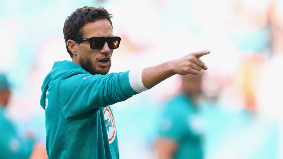 Chargers expected to hire former Dolphins coach Mike McDaniel as new offensive coordinator