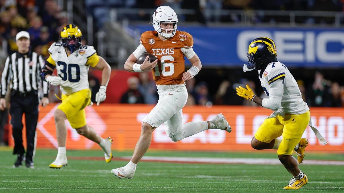 Texas QB Manning undergoes surgery, expected to be back for spring