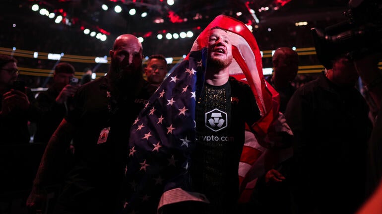 justin-gaethje-flag-celebrate-324.jpg