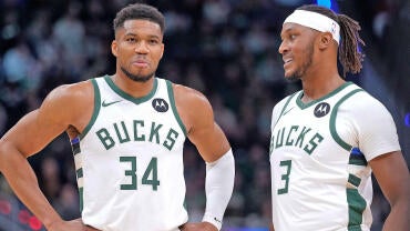 getty-giannis-antetokounmpo-myles-turner-bucks.jpg