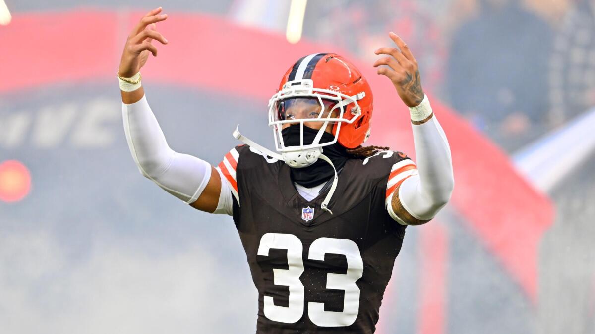 Browns' Hickman treated after being assaulted at New York City hotel